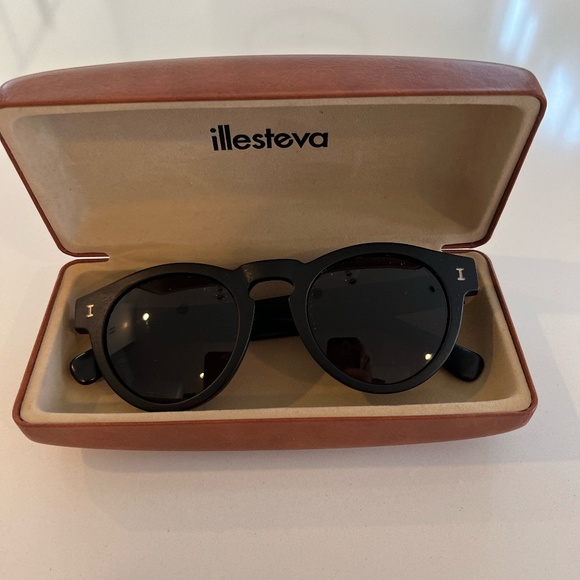 illesteva Accessories - woman's sunglasses